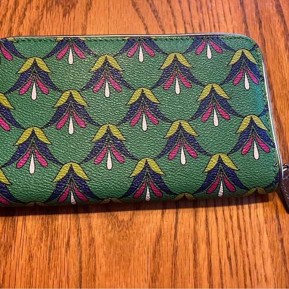 Vera Bradley Green and Pink Patterned Wallet - Picture 4 of 7